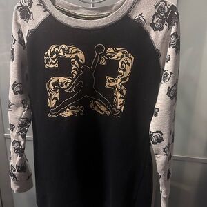 Jordan Crewneck Sweater with Gold 23 Graphic - Black/Gray